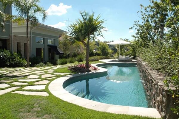 5 ideias de títulos:
1. Grama Natural vs. Sintética: Qual a Melhor para Sua Piscina?
2. Dicas Essenciais de Paisagismo para Áreas de Piscina com Gramado
3. Como Evitar que a Grama Contamine a Água da Piscina?
4. Grama Sintética na Piscina: Vantagens