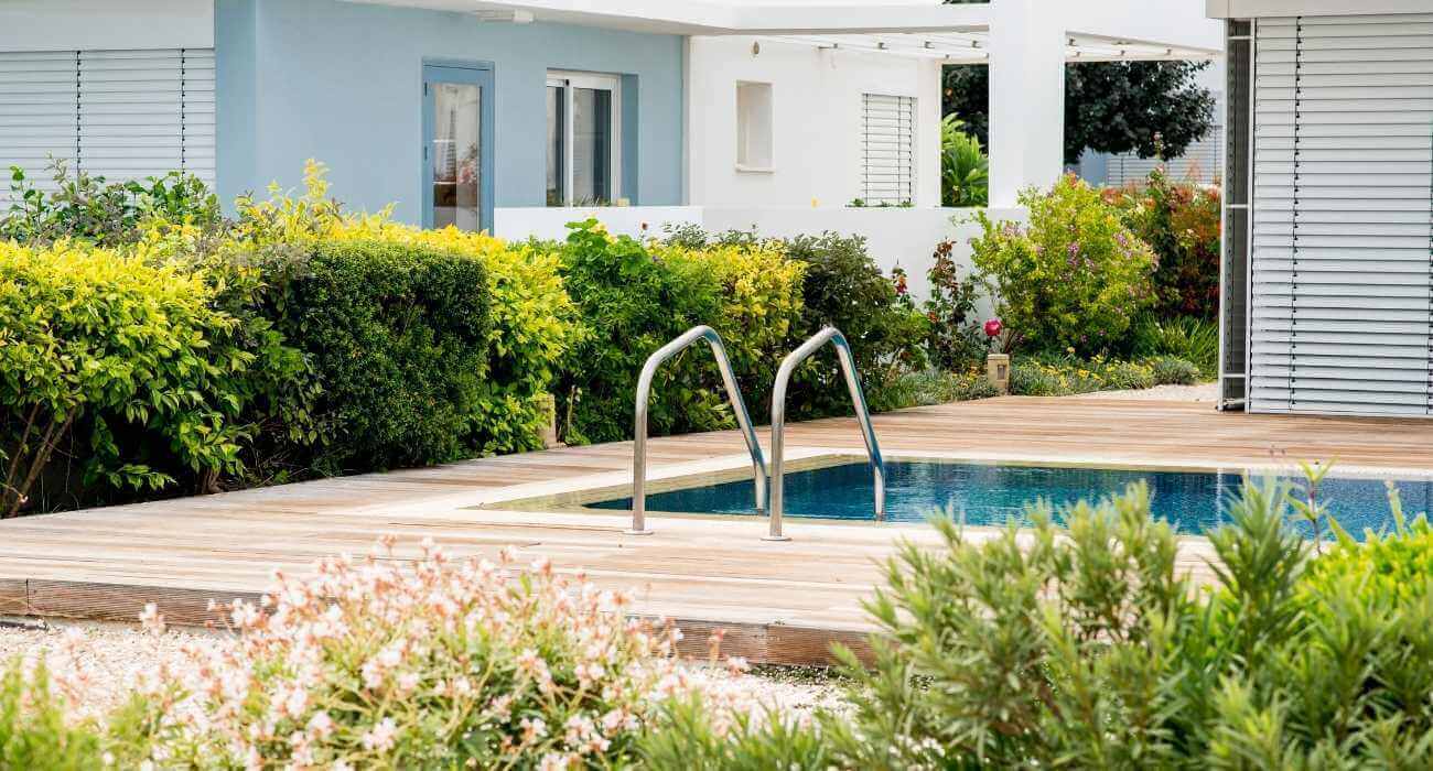 5 ideias de títulos:
1. Grama Natural vs. Sintética: Qual a Melhor para Sua Piscina?
2. Dicas Essenciais de Paisagismo para Áreas de Piscina com Gramado
3. Como Evitar que a Grama Contamine a Água da Piscina?
4. Grama Sintética na Piscina: Vantagens