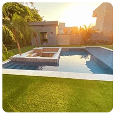 piscina com grama em volta