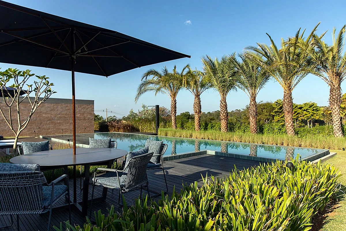 5 ideias de títulos:
1. Grama Natural vs. Sintética: Qual a Melhor para Sua Piscina?
2. Dicas Essenciais de Paisagismo para Áreas de Piscina com Gramado
3. Como Evitar que a Grama Contamine a Água da Piscina?
4. Grama Sintética na Piscina: Vantagens