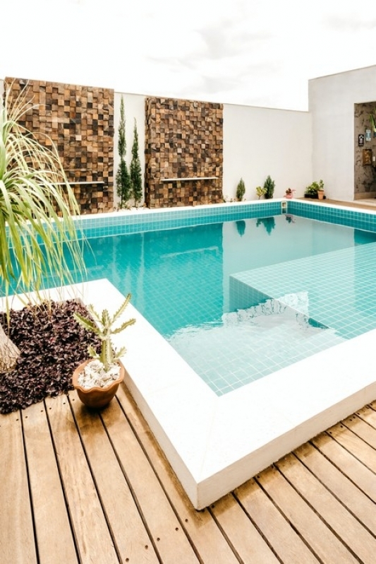 piscina pequena de fibra com deck