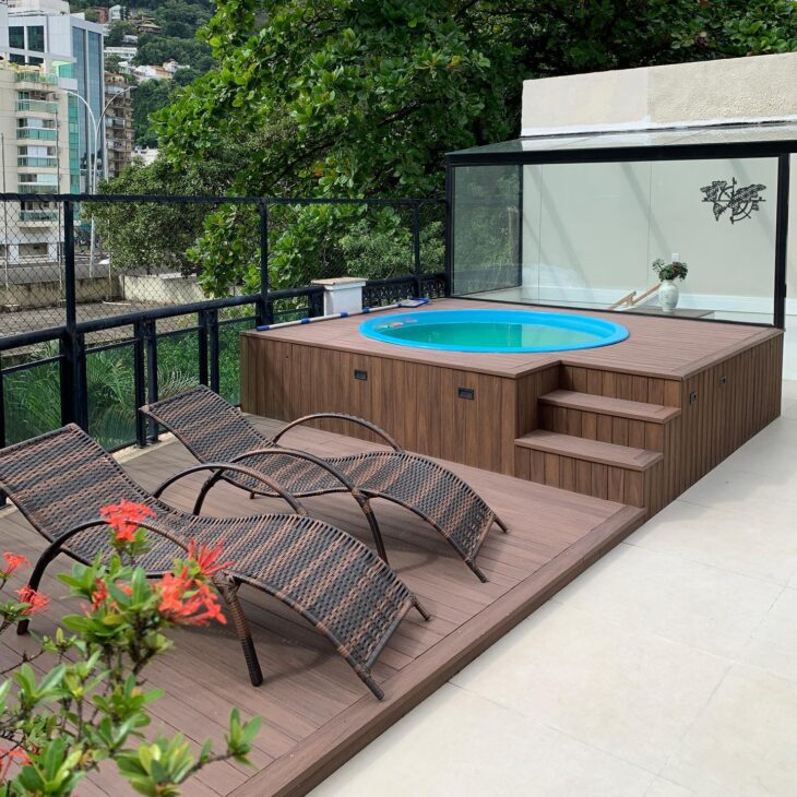 ideias criativas de deck para piscina pequena de fibra