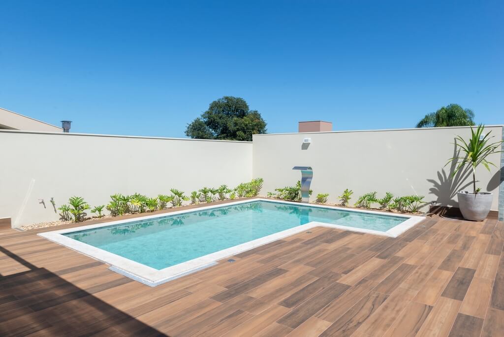 ideias criativas para piscinas com deck
