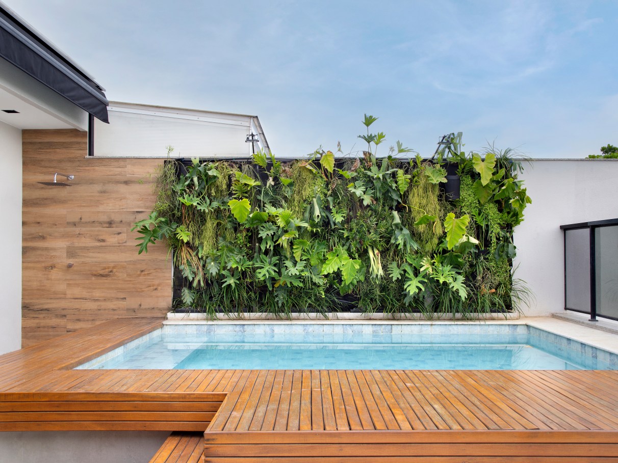 ideias criativas para piscinas com deck