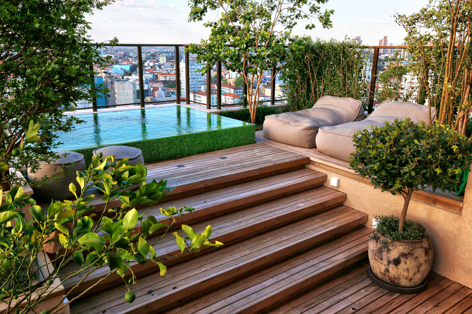 piscina de fibra com deck vs piscina de vinil com deck