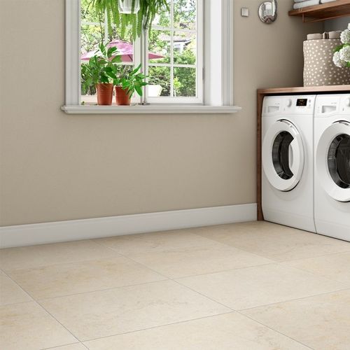 Porcelanato acetinado vs. natural: Qual o ideal para a lavanderia?