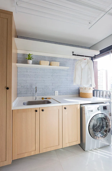 Porcelanato acetinado vs. natural: Qual o ideal para a lavanderia?