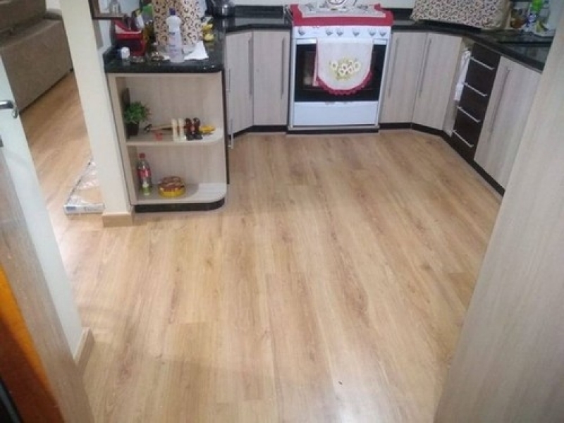 Piso Laminado vs. Porcelanato: Qual a Melhor Escolha para sua Cozinha?
