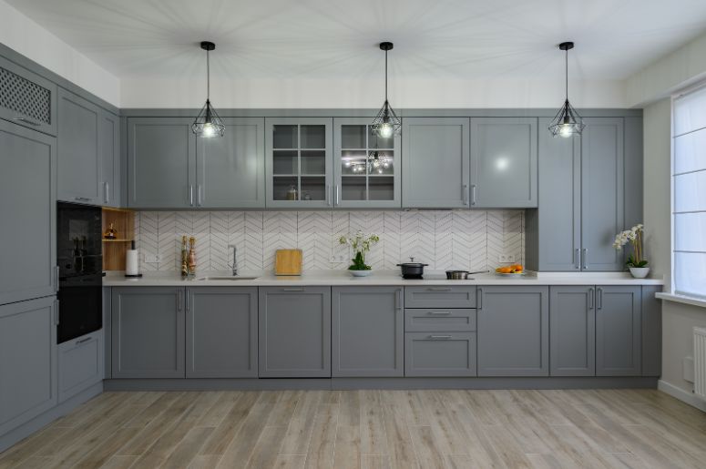 Piso Laminado vs. Porcelanato: Qual a Melhor Escolha para sua Cozinha?