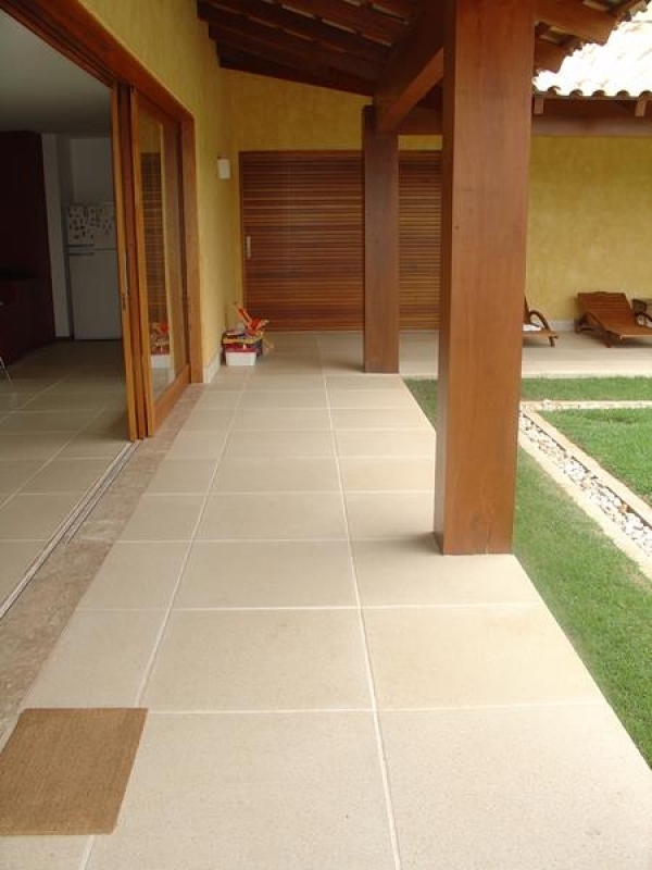 Pisos Antiderrapantes para Edículas: Segurança e Estilo em Áreas Molhadas