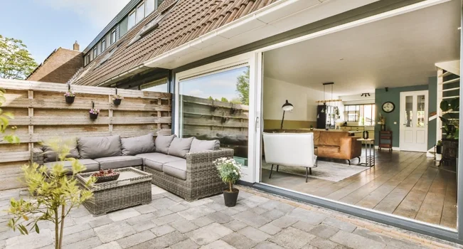 Cimento Queimado ou Microcimento na Edícula: Qual a Melhor Escolha para um Toque Industrial?