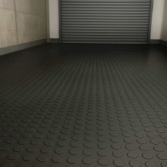 Piso epóxi vs. porcelanato líquido: Qual o melhor para sua garagem?