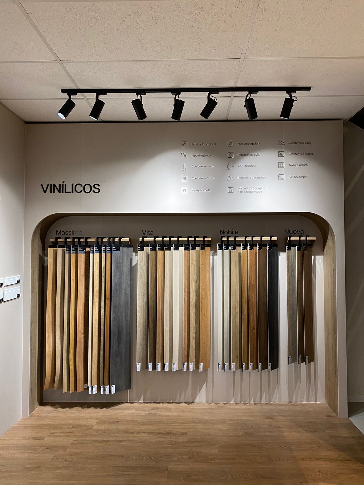 Piso vinílico vs. porcelanato: qual o melhor para sua farmácia?