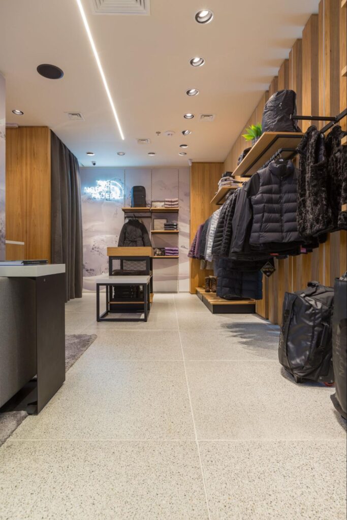 Piso vinílico vs. porcelanato: qual o melhor para sua farmácia?