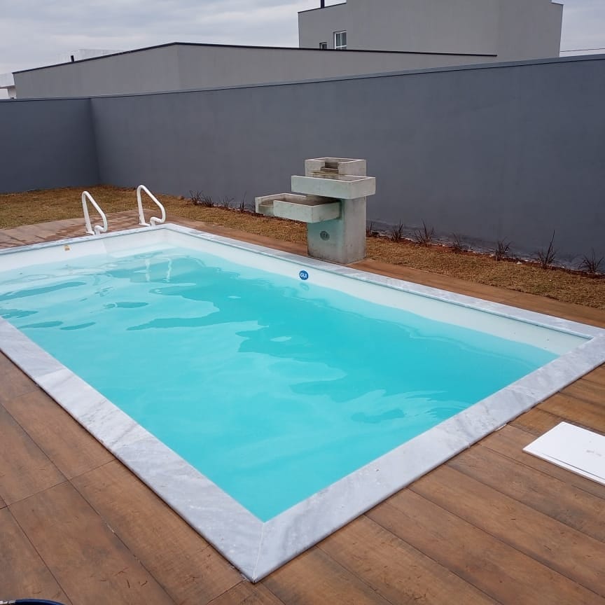 Porcelanato x Pedra Natural: Qual o Melhor para sua Piscina?