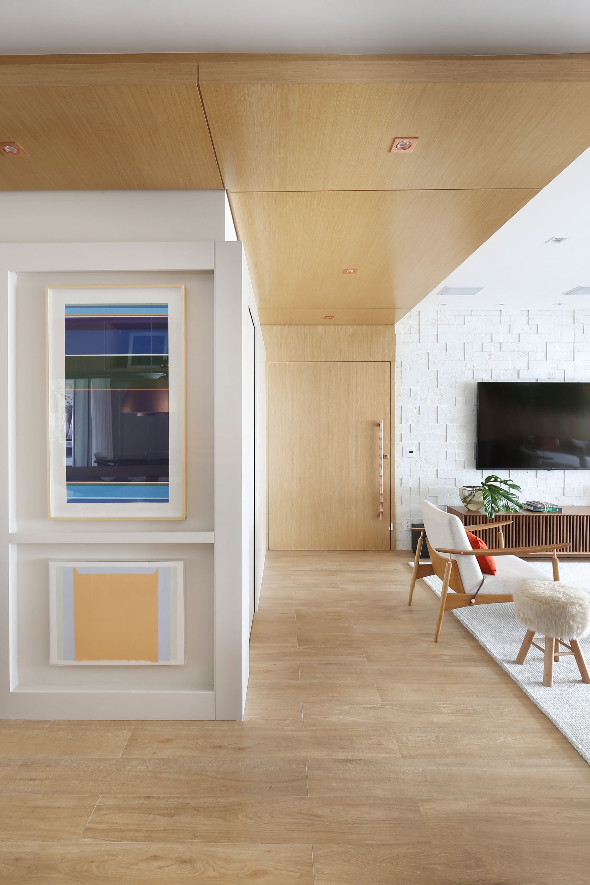 Porcelanato Amadeirado vs. Madeira Natural: Qual o Melhor para Sua Casa?