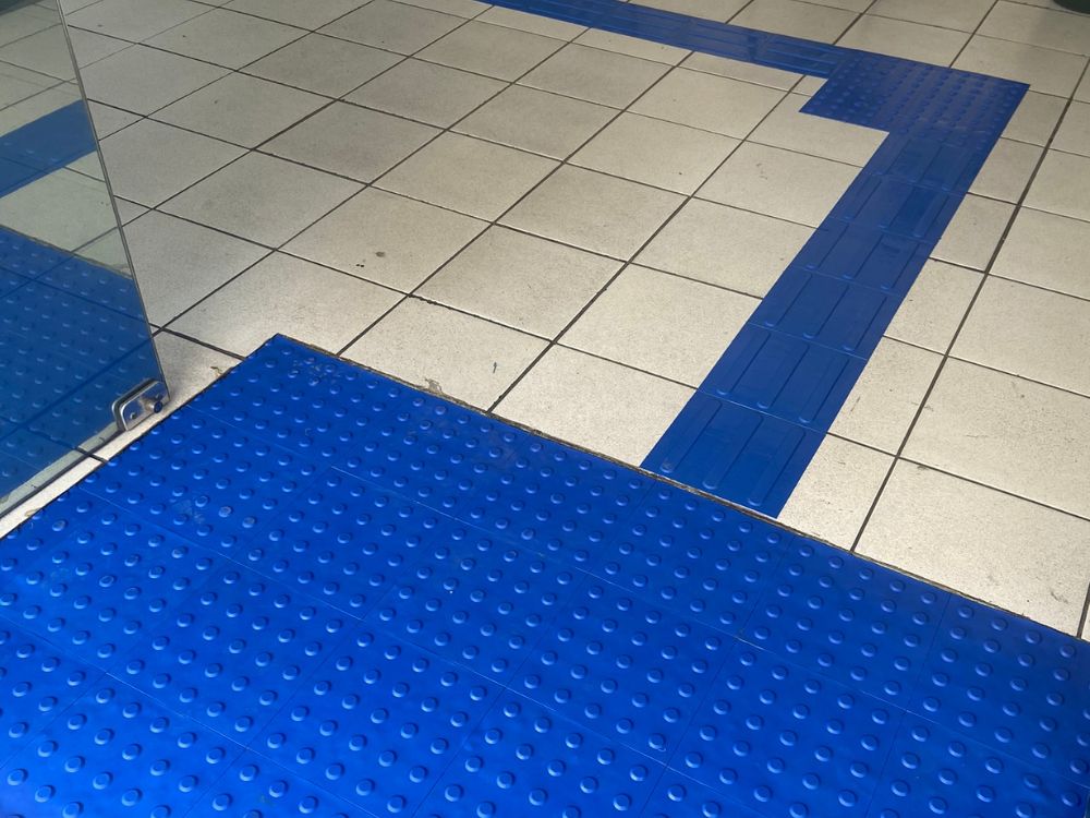 Piso Tátil Direcional vs. Piso Tátil Alerta: Qual Usar e Onde?