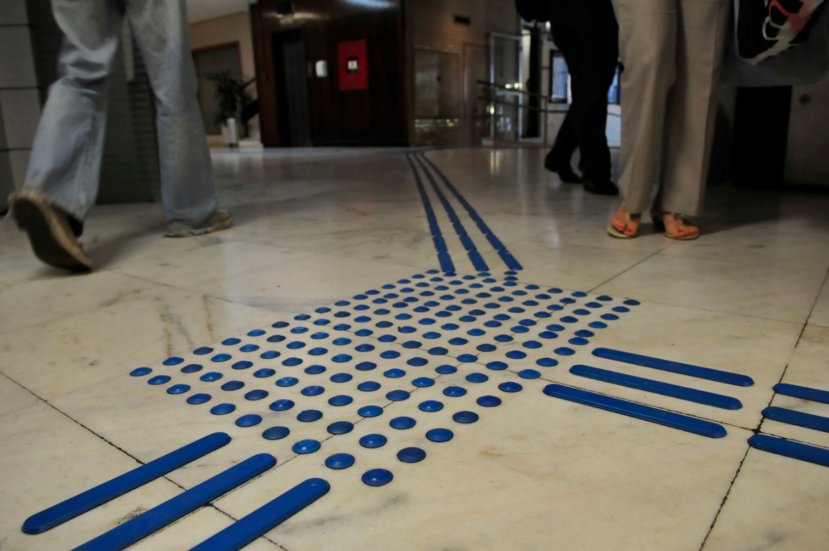 Piso Tátil Direcional vs. Piso Tátil Alerta: Qual Usar e Onde?