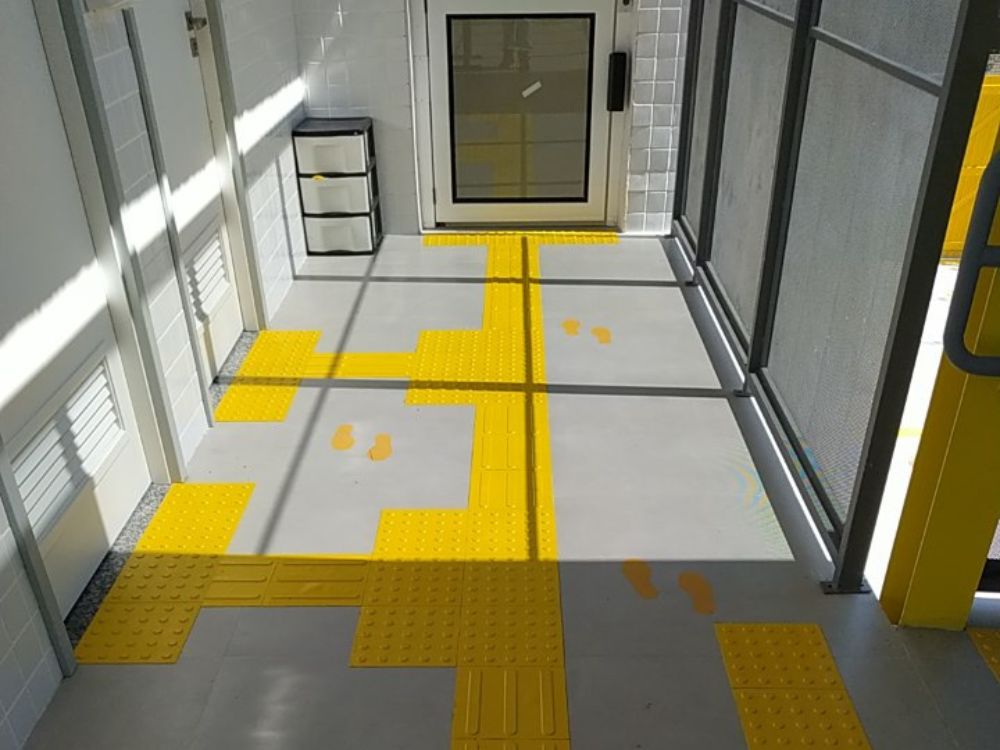 melhores pisos táteis para banheiro de cego