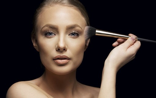 Técnicas de Aplicação de Bronzer: Do Natural ao Contorno Marcado