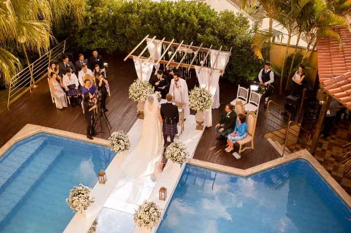 decoração pool party barata versus luxuosa