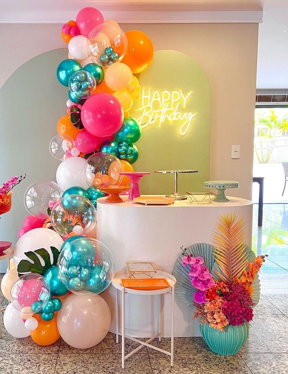 decoração pool party barata versus luxuosa