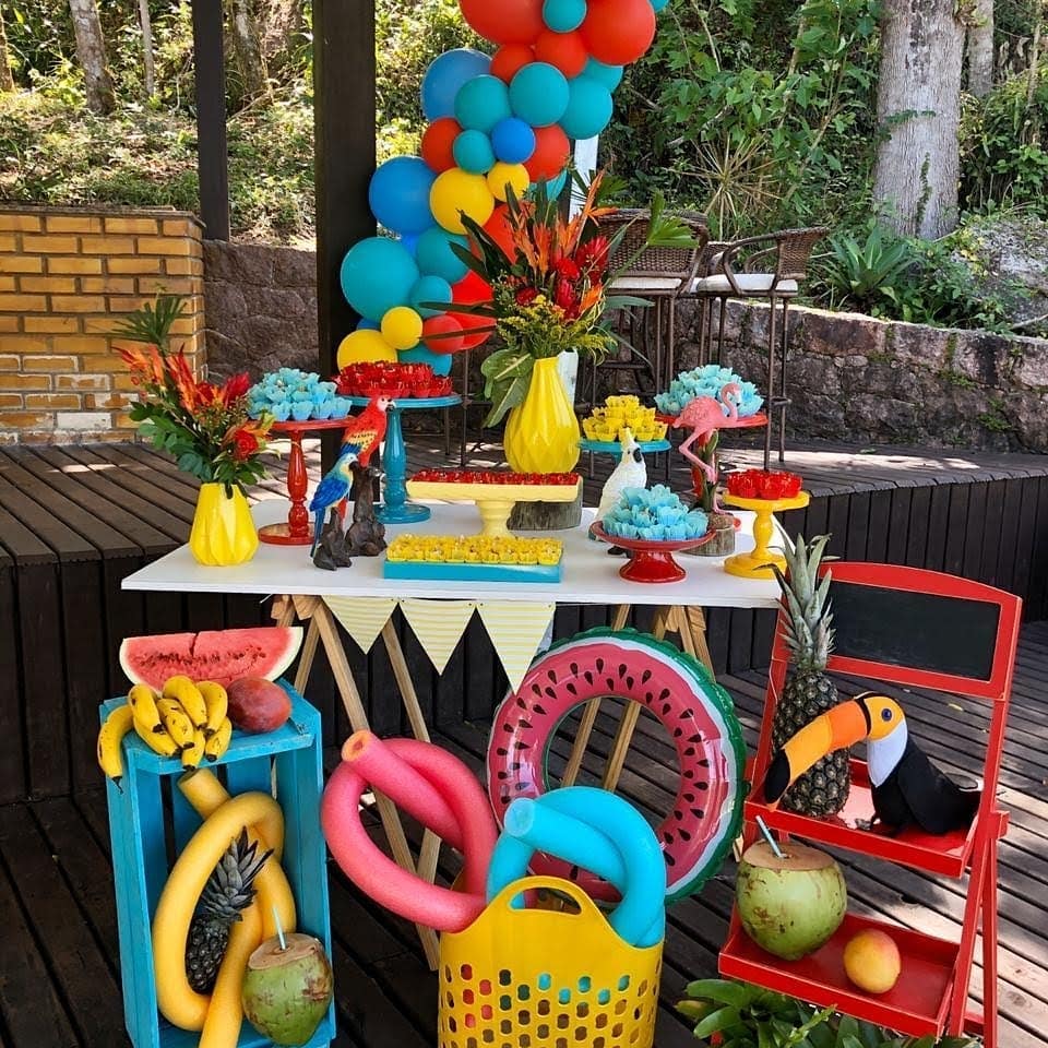 erros comuns decoração festa piscina evitar