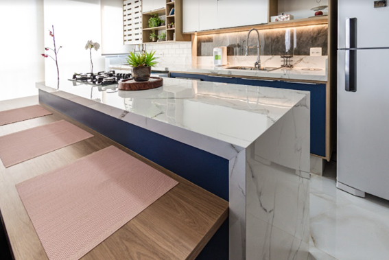 Porcelanato em Grandes Formatos: Vantagens e Desvantagens para sua Cozinha