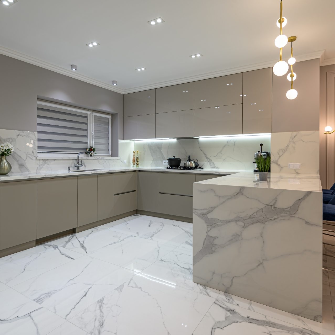 Porcelanato em Grandes Formatos: Vantagens e Desvantagens para sua Cozinha