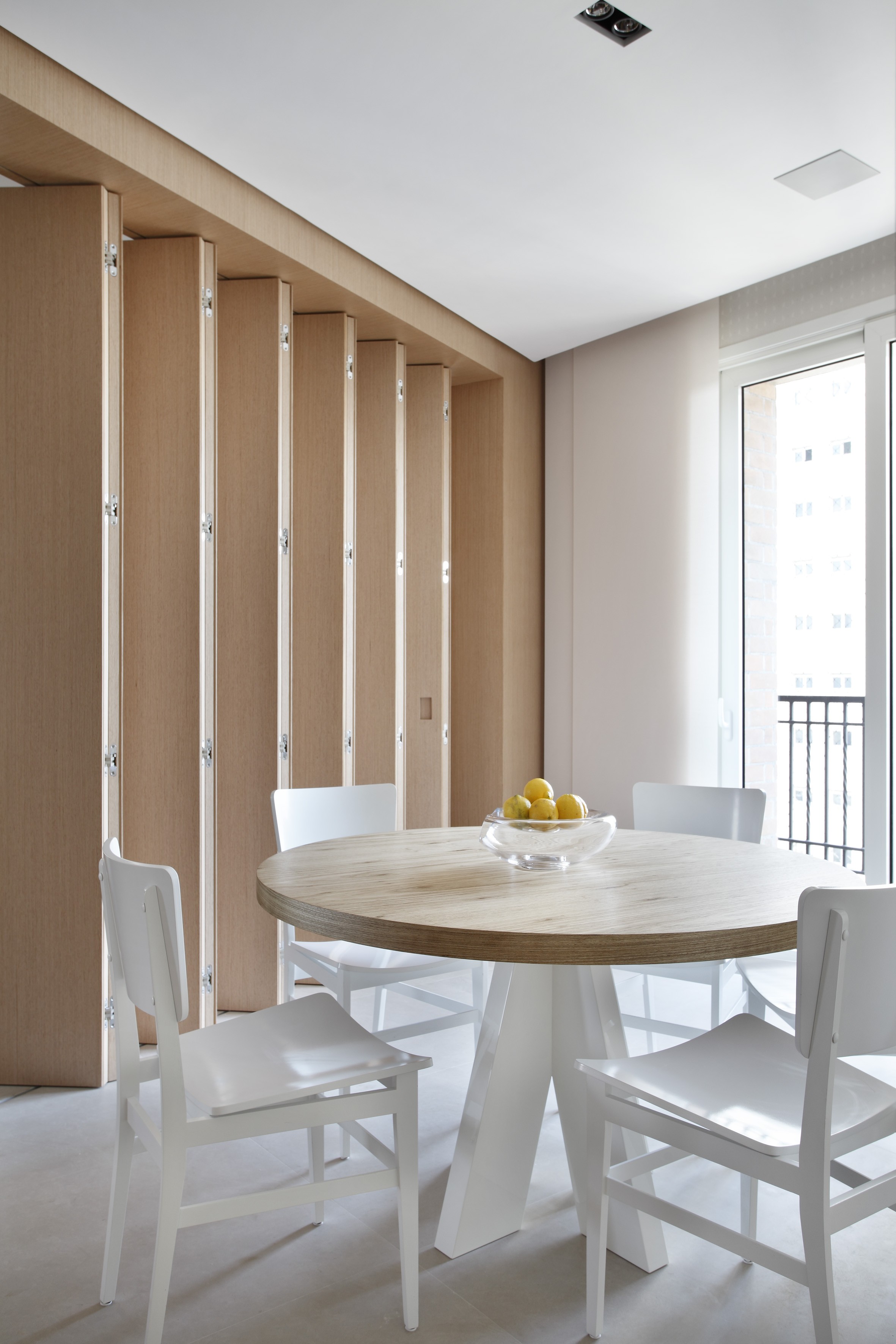 Porta articulada vs. porta de correr: qual a melhor opção?