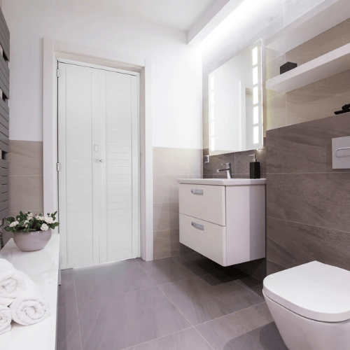 Guia Completo: Como Escolher a Porta Camarão Ideal para seu Banheiro