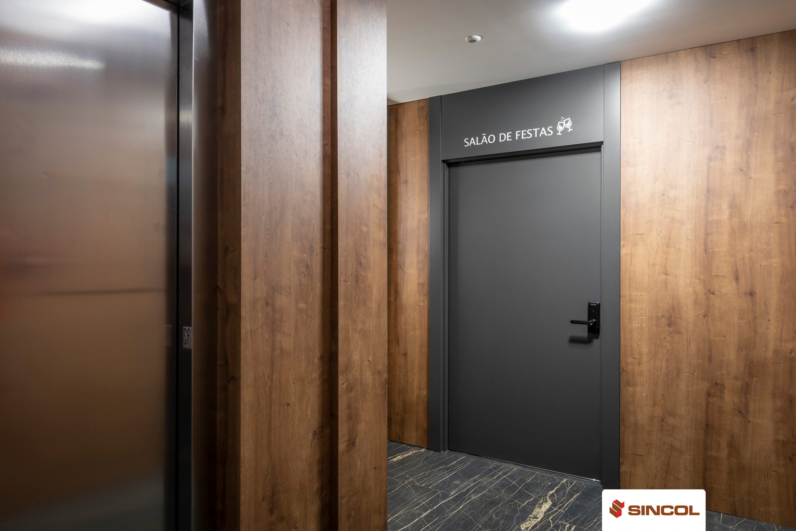 Manutenção e Ajustes de Portas de Giro: Resolvendo Problemas Comuns