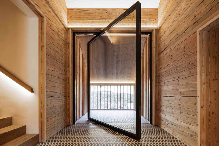 Design e Estilos de Portas de Giro: Tendências para Interiores e Exteriores