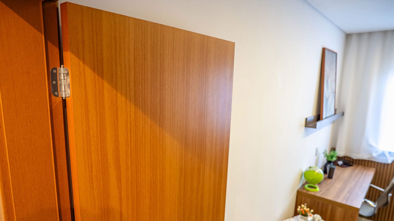 Porta de Giro vs. Porta Pivotante: Qual a Melhor Opção para Sua Casa?