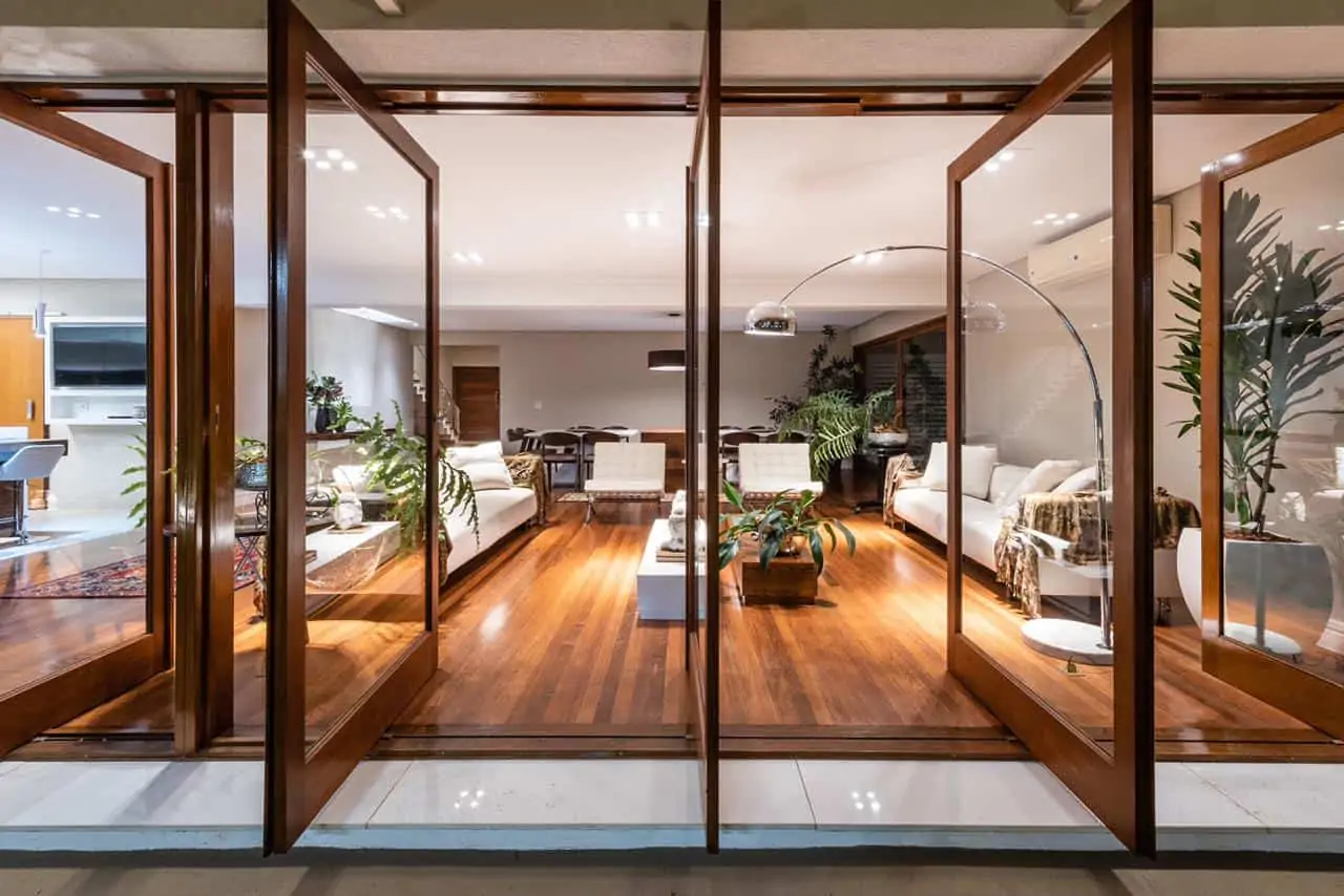 Porta de Alumínio com Visor de Vidro vs. Porta Pivotante Panorâmica: Qual a Melhor Opção?