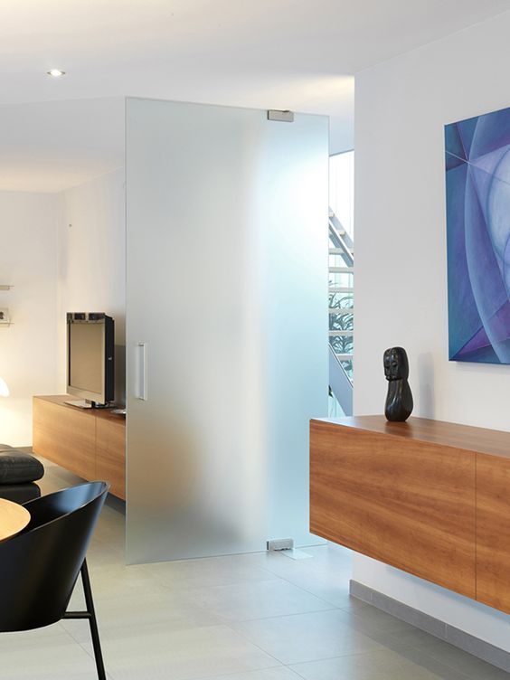 Porta de Alumínio com Visor de Vidro vs. Porta Pivotante Panorâmica: Qual a Melhor Opção?