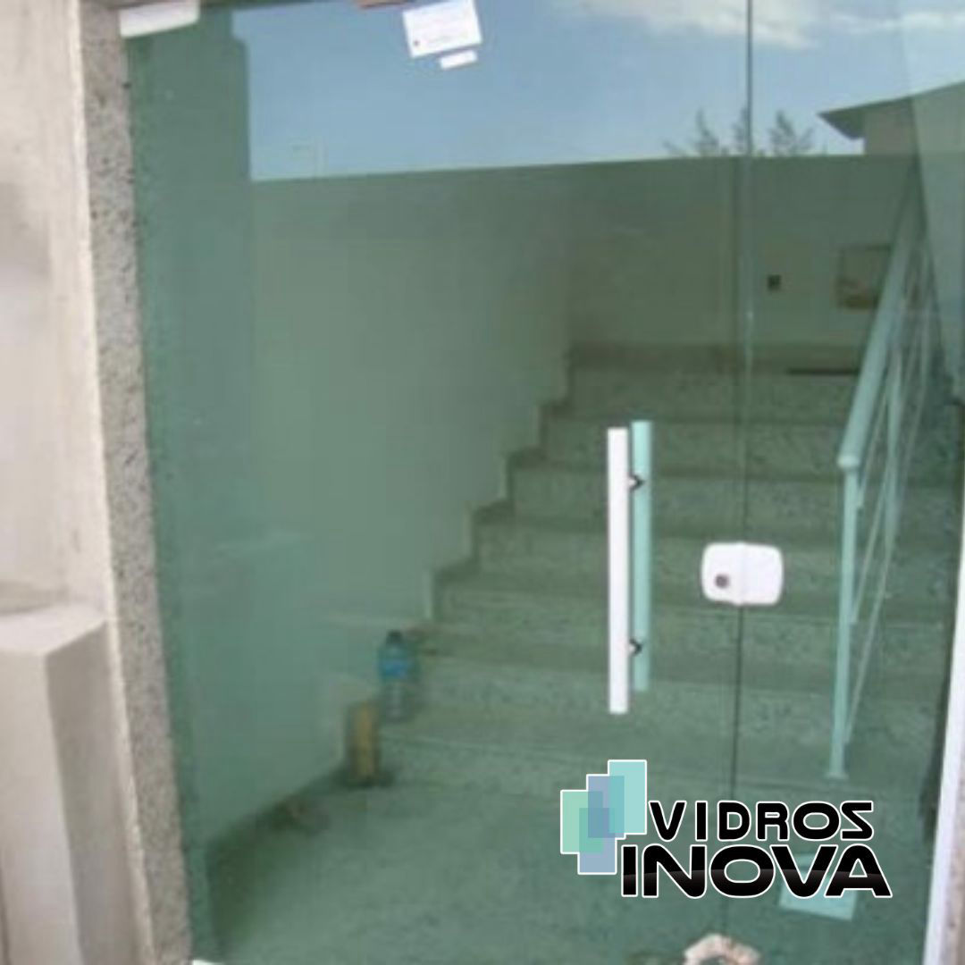 Porta Pivotante com Fechadura Digital: Segurança e Estilo para sua Casa