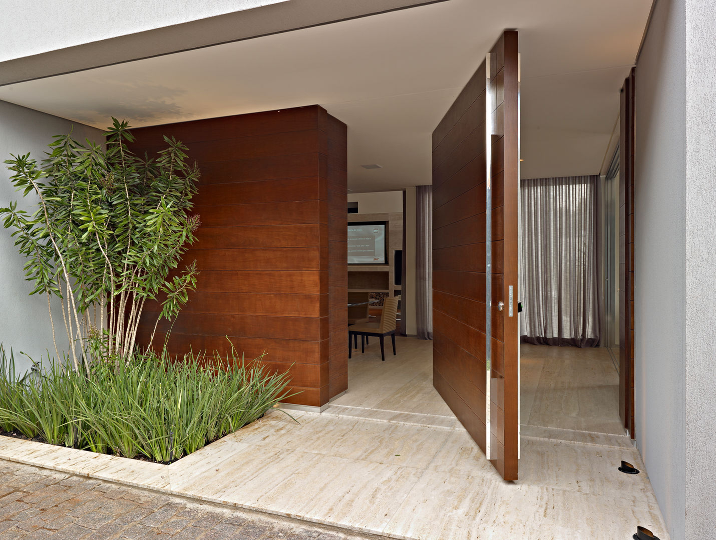 Porta Pivotante com Fechadura Digital: Segurança e Estilo para sua Casa