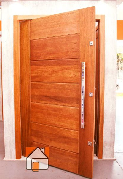 porta pivotante madeira ripada