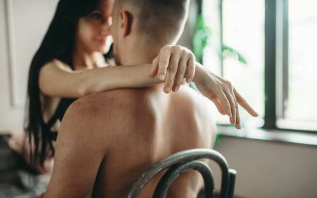 5 ideias de títulos:
1. Desvende o Prazer: Guia Completo de Posições Sexuais na Cadeira.
2. Cadeira Erótica: A Revolução do Sexo a Dois.
3. Posições em Cadeiras Comuns: Explore Novas Sensações em Casa.
4. Segurança e Conforto: Dicas Essenciais para o Sexo na Cadeira.
5. Além da Cama: Como a Cadeira Pode Transformar Sua Vida Sexual.