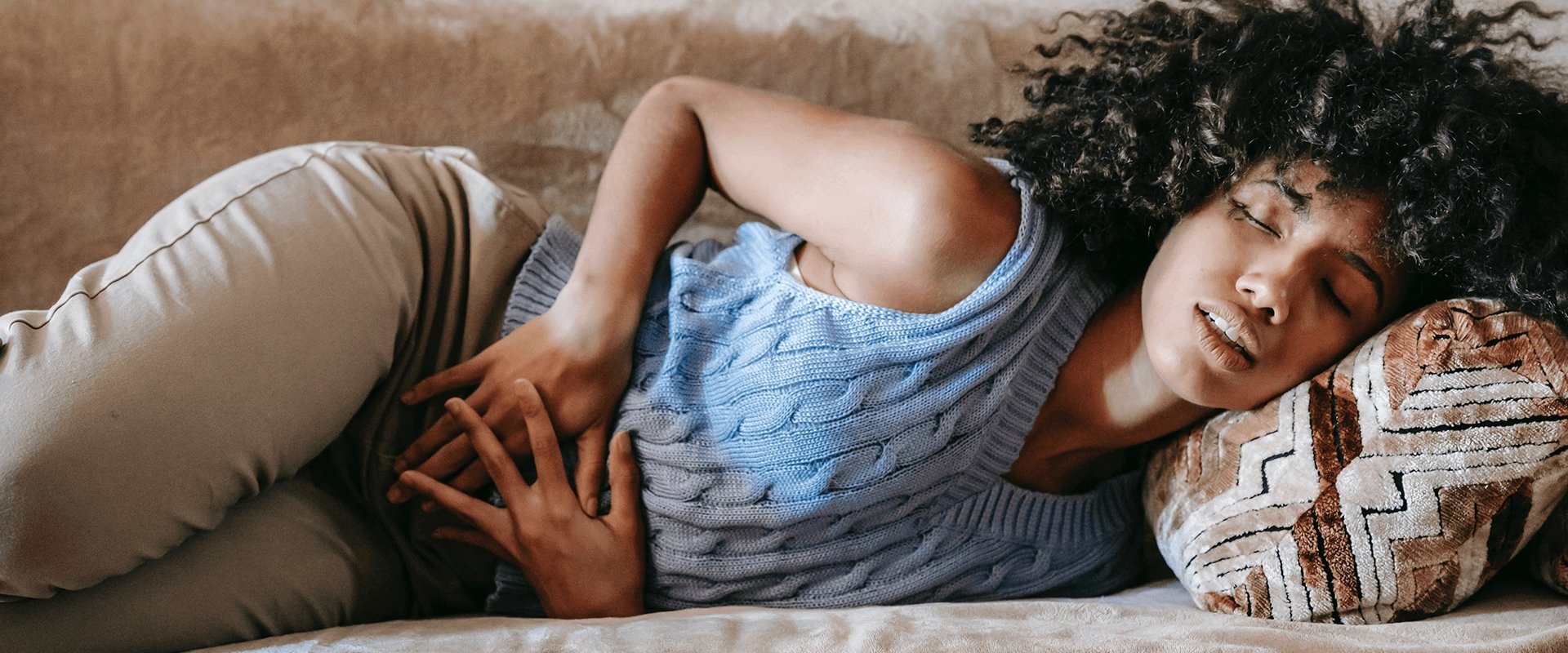 Circulação e Alívio: Os Benefícios das Pernas Elevadas para Cólicas