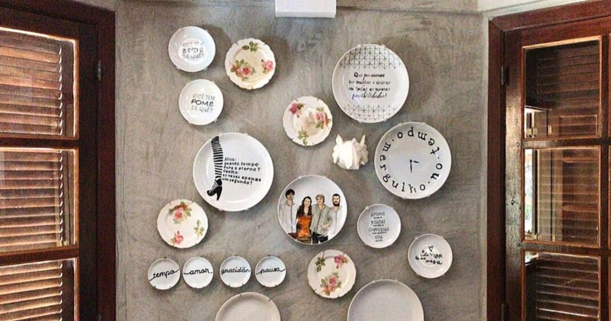 5 ideias de títulos:
1. Guia Completo: Como Criar uma Galeria de Pratos Decorativos na Sua Parede
2. Porcelana vs. Cerâmica: Qual o Melhor Material para Seus Pratos Decorativos?
3. As Melhores Marcas de Pratos Decorativos para um Toque de Luxo em Casa
4. DIY: Dicas Simples para Montar uma Parede de Pratos Única
5. Tendências em Pratos Decorativos: Inspire-se com Estilos e Materiais Modernos