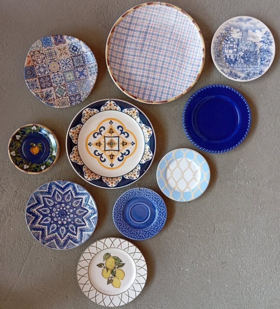 5 ideias de títulos:
1. Guia Completo: Como Criar uma Galeria de Pratos Decorativos na Sua Parede
2. Porcelana vs. Cerâmica: Qual o Melhor Material para Seus Pratos Decorativos?
3. As Melhores Marcas de Pratos Decorativos para um Toque de Luxo em Casa
4. DIY: Dicas Simples para Montar uma Parede de Pratos Única
5. Tendências em Pratos Decorativos: Inspire-se com Estilos e Materiais Modernos