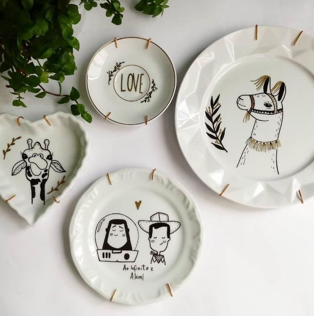 5 ideias de títulos:
1. Guia Completo: Como Criar uma Galeria de Pratos Decorativos na Sua Parede
2. Porcelana vs. Cerâmica: Qual o Melhor Material para Seus Pratos Decorativos?
3. As Melhores Marcas de Pratos Decorativos para um Toque de Luxo em Casa
4. DIY: Dicas Simples para Montar uma Parede de Pratos Única
5. Tendências em Pratos Decorativos: Inspire-se com Estilos e Materiais Modernos