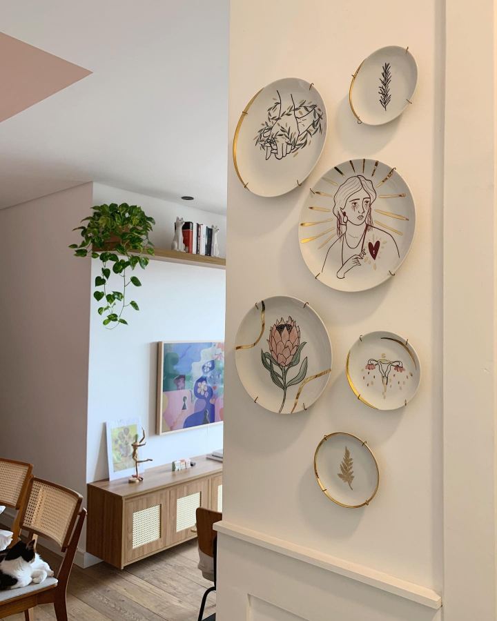 5 ideias de títulos:
1. Guia Completo: Como Criar uma Galeria de Pratos Decorativos na Sua Parede
2. Porcelana vs. Cerâmica: Qual o Melhor Material para Seus Pratos Decorativos?
3. As Melhores Marcas de Pratos Decorativos para um Toque de Luxo em Casa
4. DIY: Dicas Simples para Montar uma Parede de Pratos Única
5. Tendências em Pratos Decorativos: Inspire-se com Estilos e Materiais Modernos