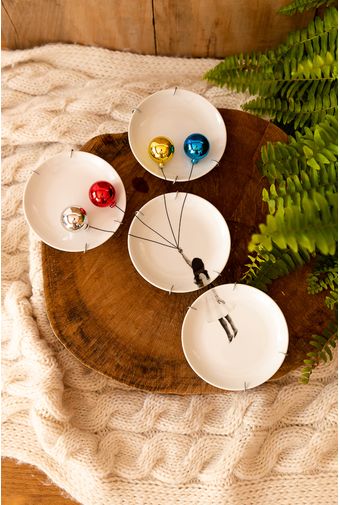 5 ideias de títulos:
1. Guia Completo: Como Criar uma Galeria de Pratos Decorativos na Sua Parede
2. Porcelana vs. Cerâmica: Qual o Melhor Material para Seus Pratos Decorativos?
3. As Melhores Marcas de Pratos Decorativos para um Toque de Luxo em Casa
4. DIY: Dicas Simples para Montar uma Parede de Pratos Única
5. Tendências em Pratos Decorativos: Inspire-se com Estilos e Materiais Modernos