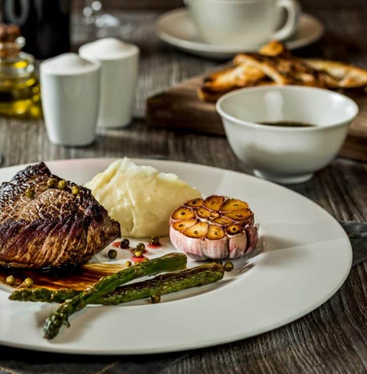 5 ideias de títulos:
1. Guia Completo: Como Criar uma Galeria de Pratos Decorativos na Sua Parede
2. Porcelana vs. Cerâmica: Qual o Melhor Material para Seus Pratos Decorativos?
3. As Melhores Marcas de Pratos Decorativos para um Toque de Luxo em Casa
4. DIY: Dicas Simples para Montar uma Parede de Pratos Única
5. Tendências em Pratos Decorativos: Inspire-se com Estilos e Materiais Modernos