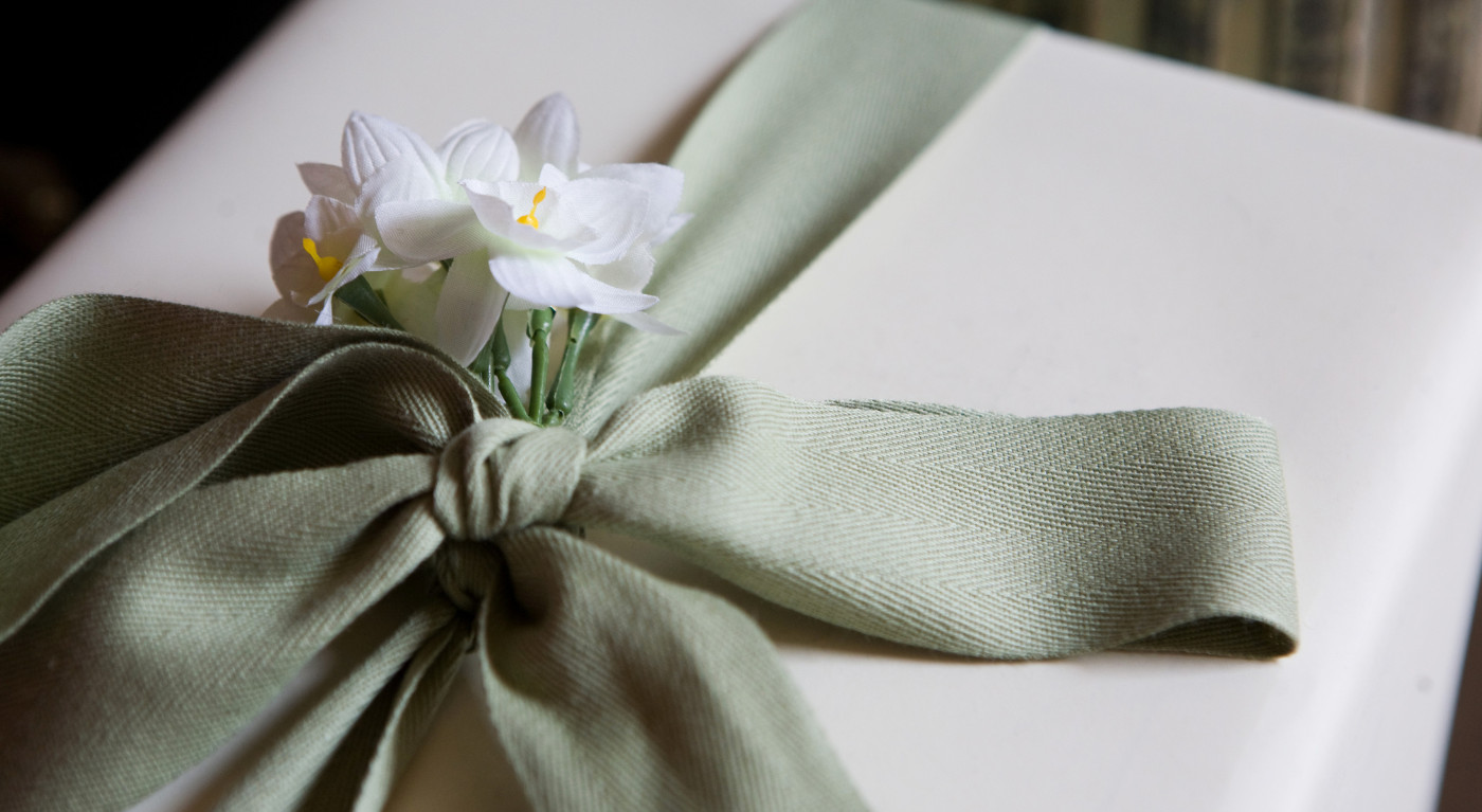 5 ideias de títulos:
1. Presentes de 15 anos: Guia Completo para Não Errar na Escolha
2. Tecnologia para Debutantes: Os Gadgets Mais Desejados de 15 Anos
3. Joias Clássicas vs. Experiências Inesquecíveis: Qual o Melhor Presente de 15 Anos?
4. Beleza e Autocuidado: Presentes que Celebram a Transição para a Juventude
5. Criatividade e Memórias: Ideias de Presentes de 15 Anos que Vão Além do Material