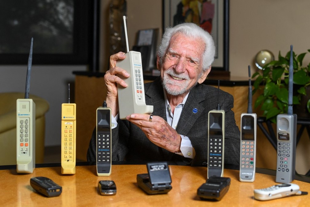 1. A Fascinante História do Telefone: De Bell a Meucci
2. O Primeiro Celular: Conheça o 'Tijolão' Motorola DynaTAC 8000x
3. A Evolução da Comunicação: Como o Telefone Mudou o Mundo
4. Disputa de Patentes: Bell vs. Meucci - Quem Realmente Inventou o Telefone?
5. O Telefone no Brasil: Uma Jornada Histórica