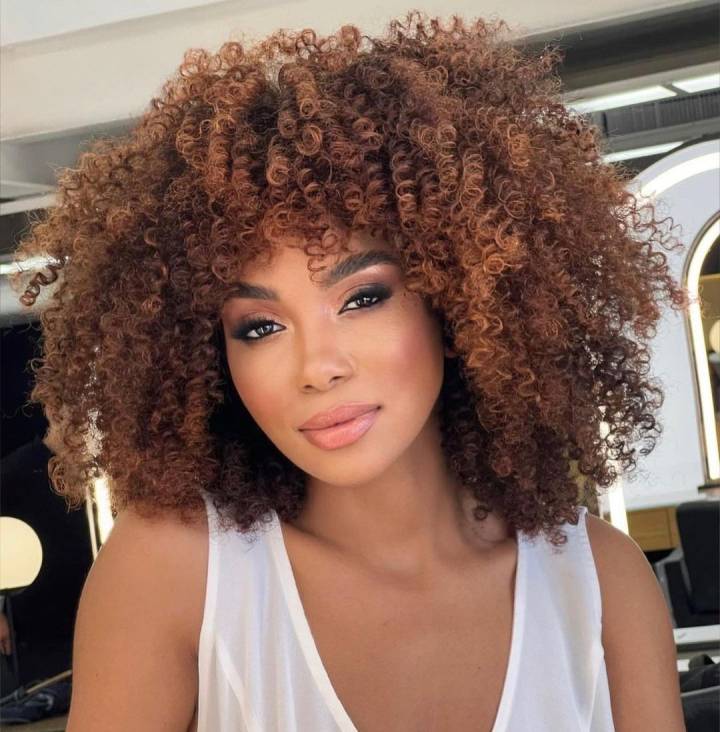 como evitar nós de fada em cabelo cacheado castanho claro